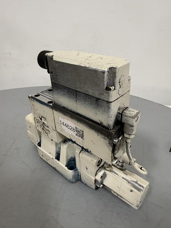 Used BOSCH Hydraulic Servo Valve 0 811 404 607 USED