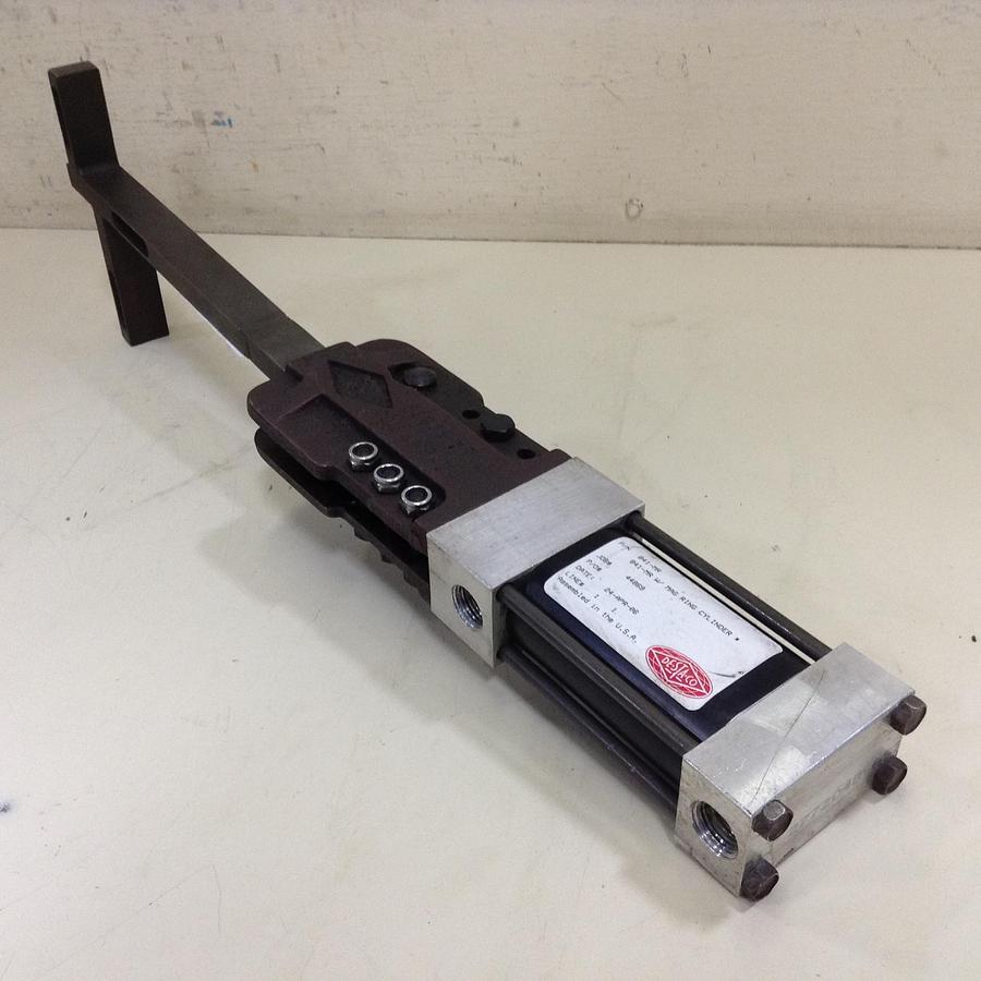 Used DESTACO Tongue Mount Clamp w/ Magnetic Ring 841-MR Used