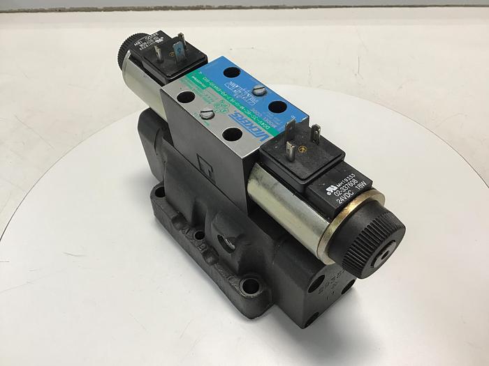 Used VICKERS DG4V-3S-6C-M-U-HL7-60-EN490-B13 Valve Used #145435