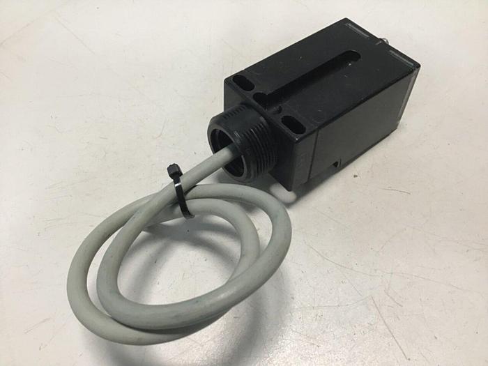 Used OMRON Photoelectric Switch E3JU-D1M4T-3 #112734