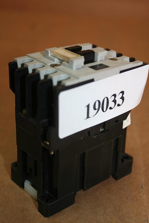 Used ALLEN BRADLEY Contactor 100-A09ND3 SER B Used