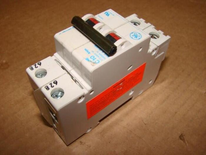Used GENERAL ELECTRIC / GE 10 Amp Circuit Breaker V07210 #21272