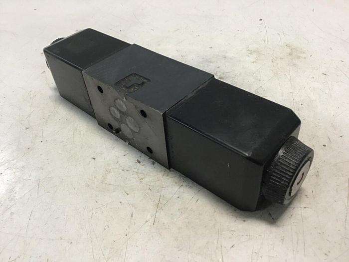 Used VICKERS Directional Valve DG4V-3-6C-M-U-HL7-60 Used
