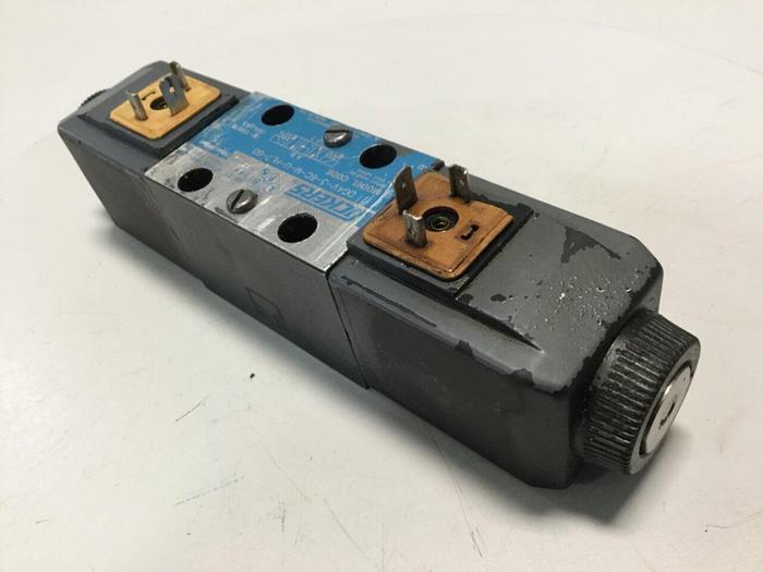 Used VICKERS Directional Valve DG4V-3-6C-M-U-HL7-60 Used