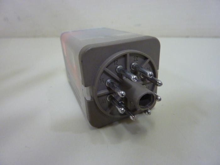 Used ALLEN BRADLEY Relay 700-HA33Z24 SER C #50463