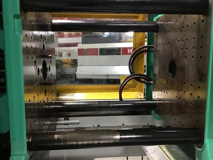 Used ARBURG 220 Ton Injection Molding Machine 570A 2000-800-50 USED