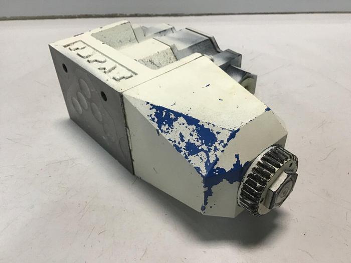 Used VICKERS Valve DG4V-5-2A-M-P7L-H-7-40 Used