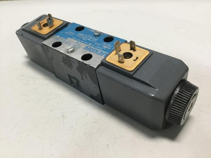 Used VICKERS Directional Valve DG4V-3-6C-M-U-HL7-60 Used