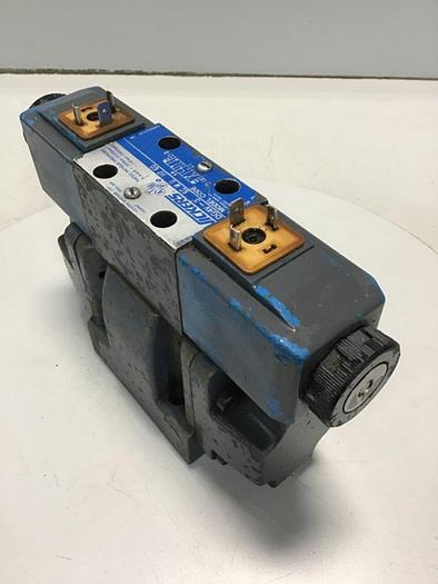 Used VICKERS Directional Valve DG4V-3-6C-M-U-H7-60 Used