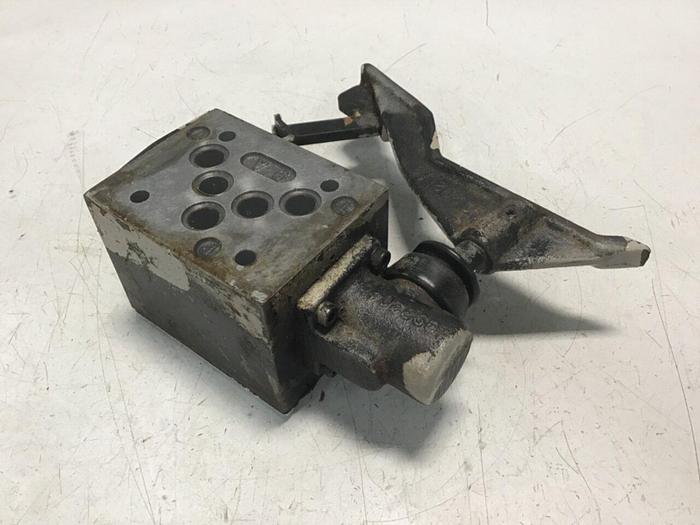 Used PARKER Directional Control Valve D3ML4B10X4384 #137331