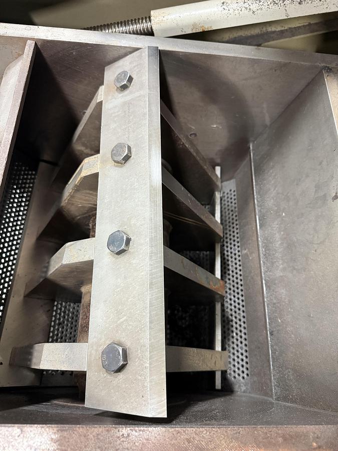 Used CUMBERLAND Grinder 484-GRAN-3KN USED