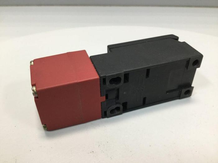 Used OMRON Safety Door Lock Switch D4DS-1AFS #103665