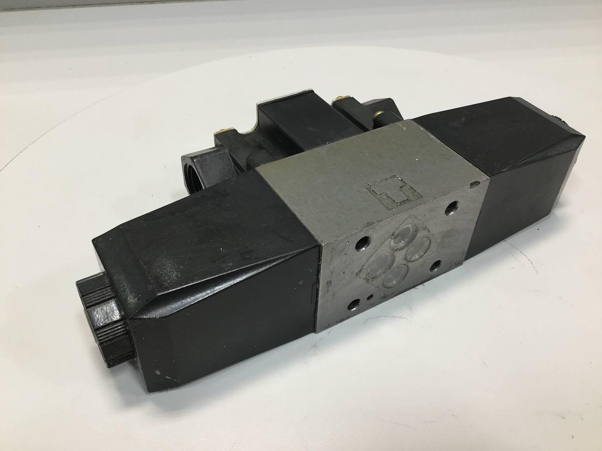 Used VICKERS Directional Control Valve DG4VC36CMPS2H750JA100 USED