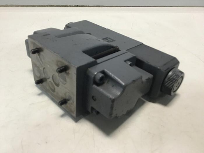 Used VICKERS Directional Valve DG4V-3-6C-M-U-HL7-60 Used