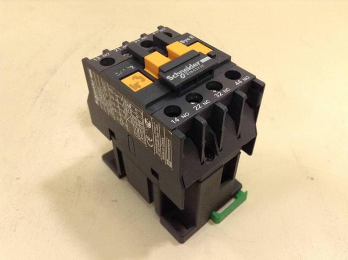 Used SCHNEIDER ELECTRIC Contactor CAE22 #86854