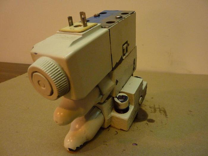 Used VICKERS Valves DG4V-3-2AL-M-U-HL7-60 #24101