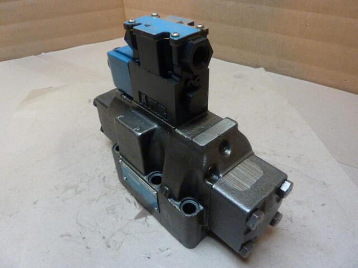 Used VICKERS Directional Valve DG5SH81AEWB20 #30392