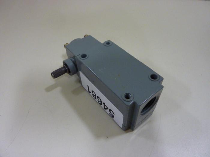 Used ALLEN BRADLEY Oiltight Limit Switch 802T-APV SER F #54681