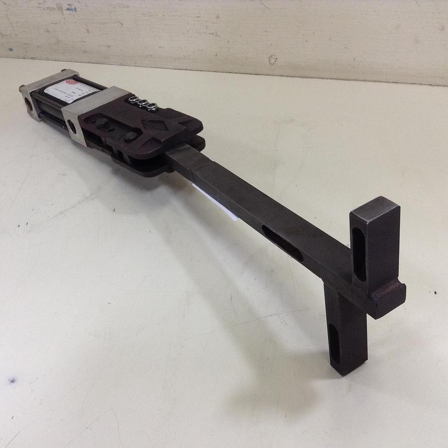 Used DESTACO Tongue Mount Clamp w/ Magnetic Ring 841-MR Used