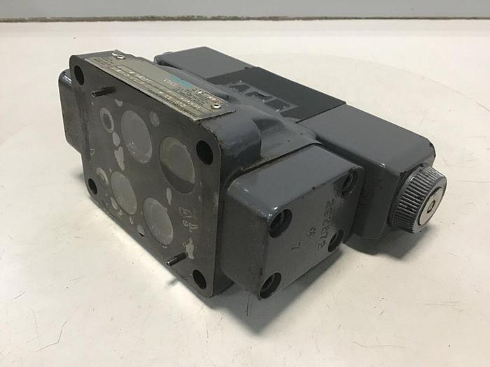 Used VICKERS Solenoid Directional Valve DG4V-3-6C-M-U-HL7-60-B13 Used