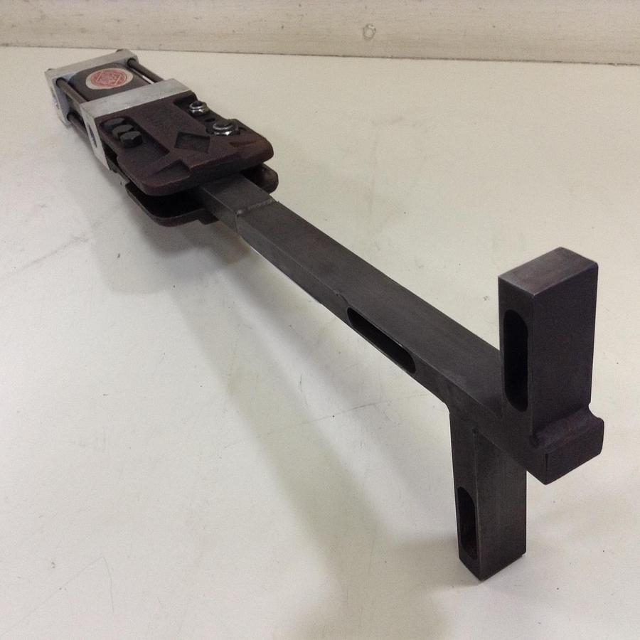 Used DESTACO Tongue Mount Clamp w/ Magnetic Ring 841-MR Used