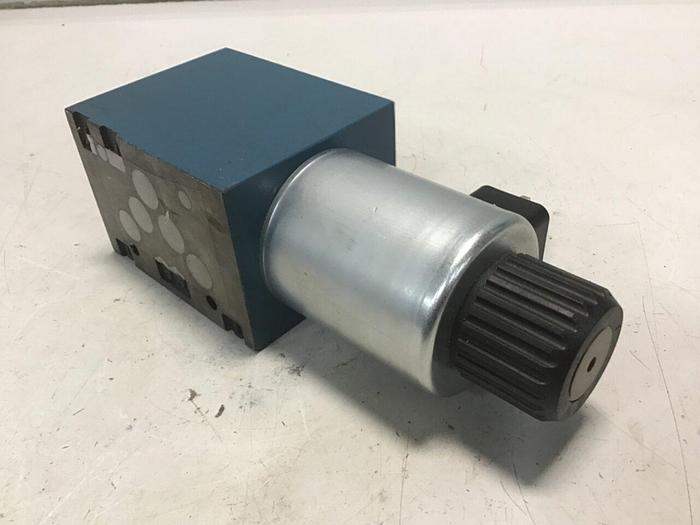 Used BOSCH Hydraulic Valve 0 810 001 830 Used