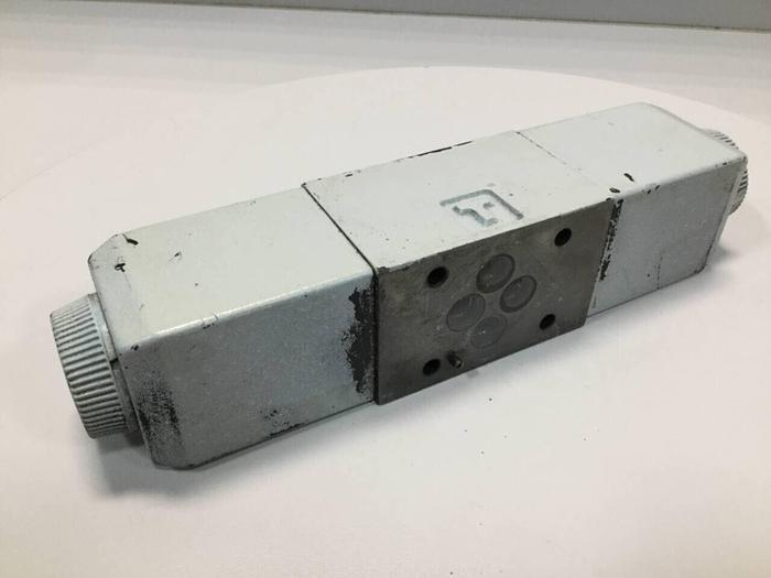 Used VICKERS Directional Valve DG4V-3-6C-M-U-HL7-60 Used