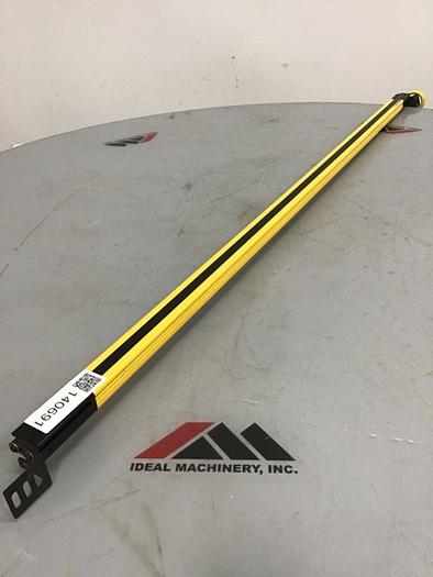 Used BANNER ENGINEERING Light Curtain SLPE25-1110P8 USED