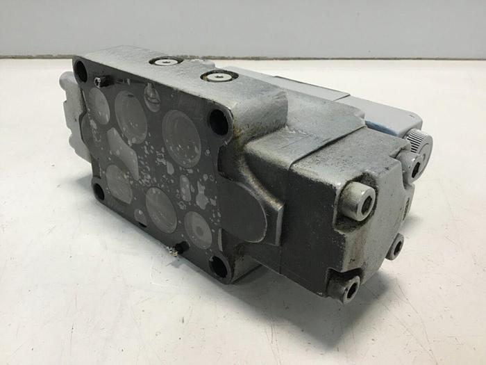 Used VICKERS Solenoid Directional Valve DG4V-3-6C-M-U-HL7-60-B13 Used