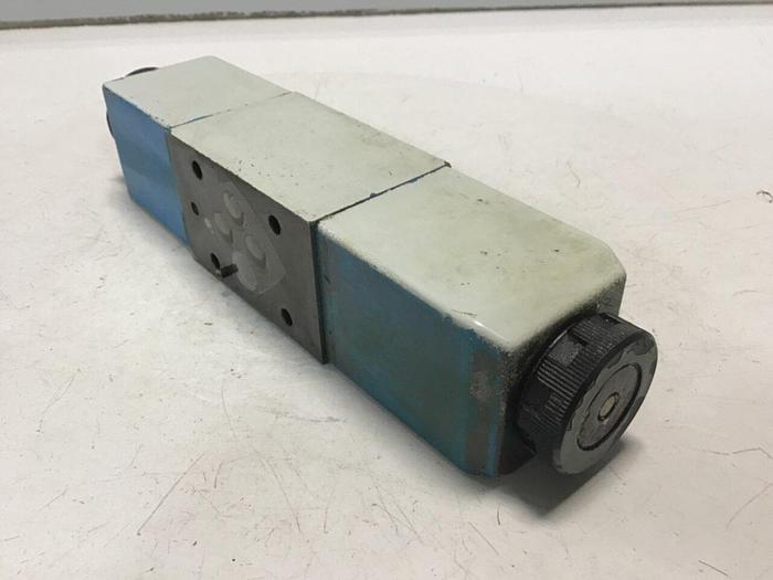 Used VICKERS Directional Valve DG4V-3-6C-M-U-HL7-60 Used