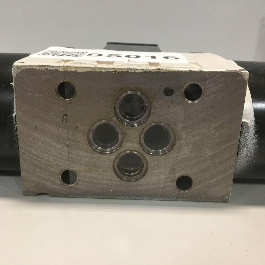 Used TOKIMEC Directional Control Valve DG4V-3-6C-M-P7-H-7-52 USED