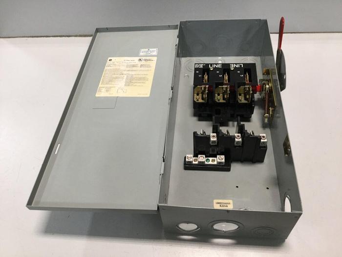 Used GENERAL ELECTRIC / GE 100 Amp Safety Disconnect Switch TG4323 #110765