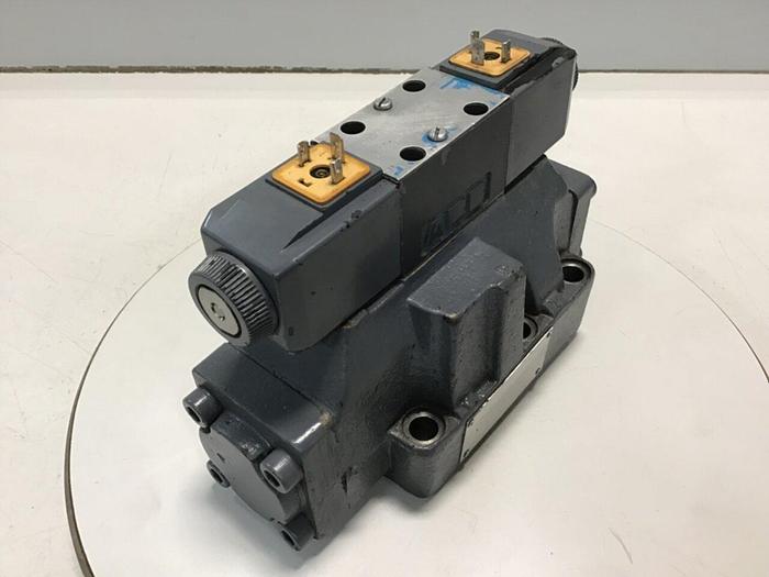Used VICKERS Solenoid Directional Valve DG4V-3-6C-M-U-HL7-60-B13 Used