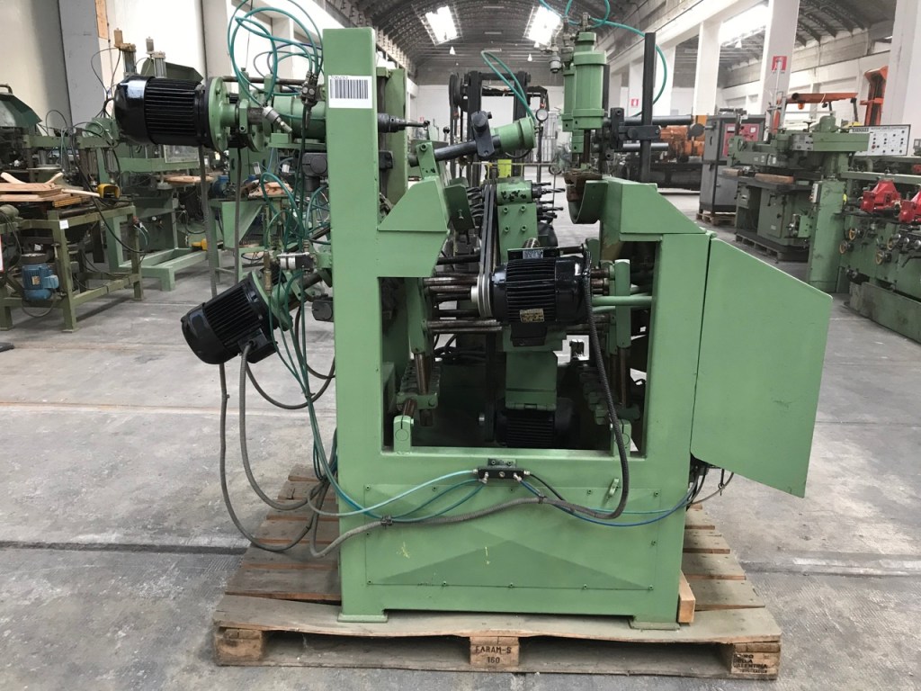 Usato Foratrice per forare in contemporanea sedili e spalliere