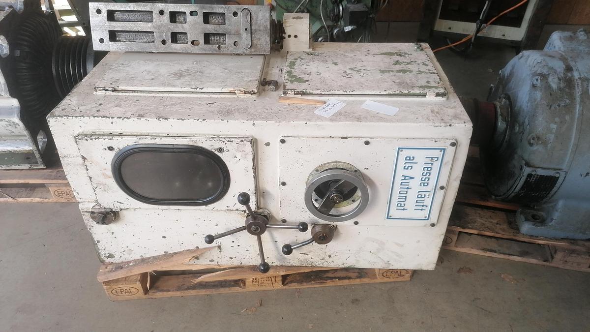 Gebraucht PELTZER & EHLERS GB 35 – 4 Matrizen / 5-Stufen Mehrstufenpresse (Progressive Header)