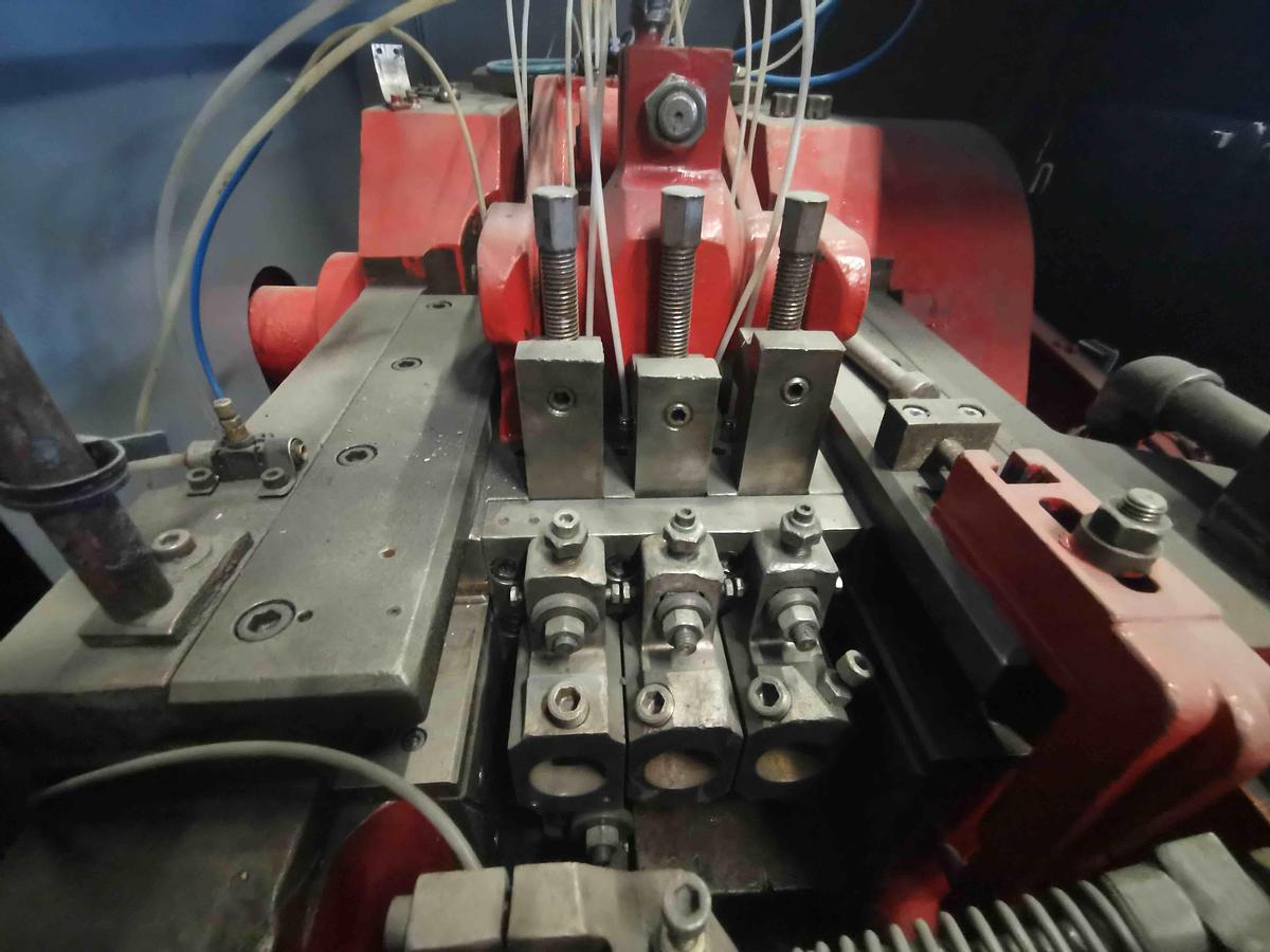 Gebraucht CHUN ZU CBF 63S – 3 Matrizen / 3-Stufen Mehrstufenpresse (Bolt Former)