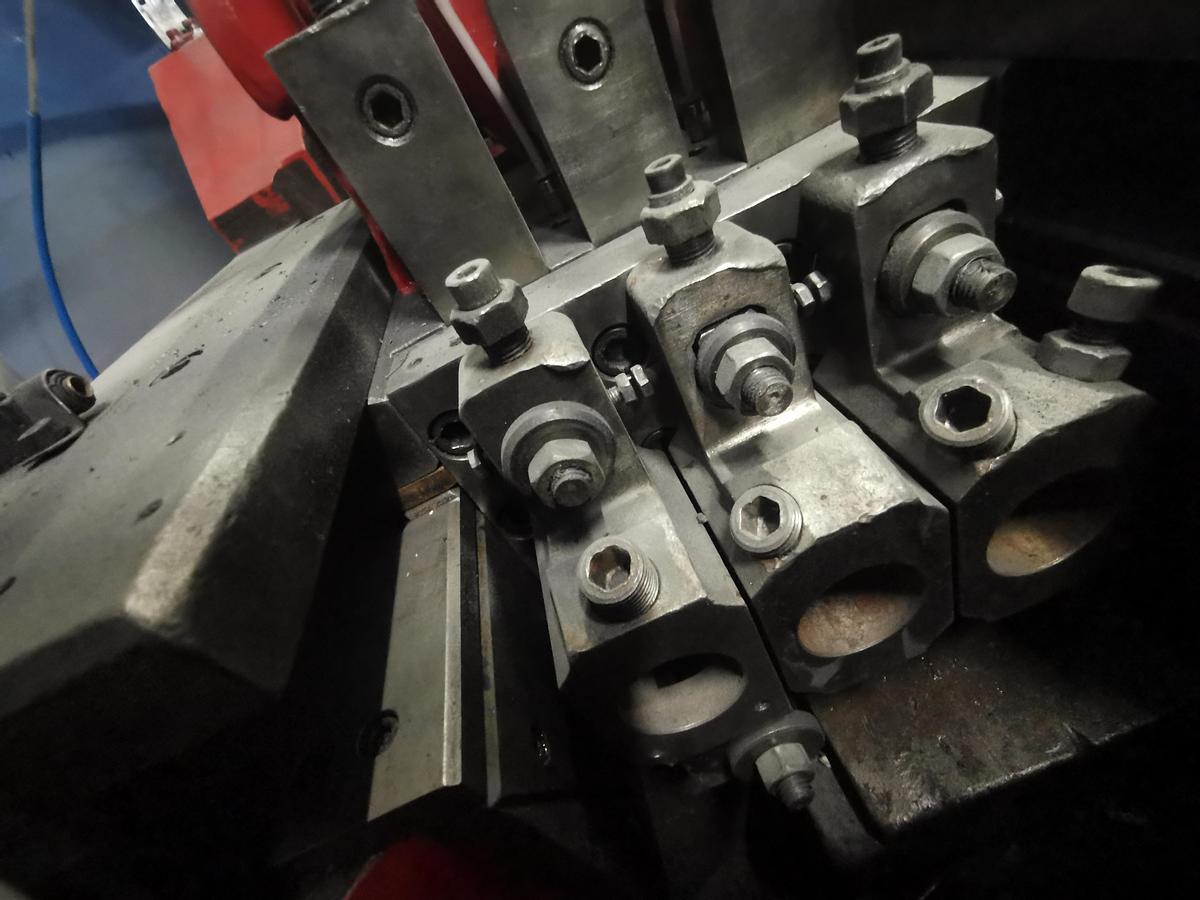 Gebraucht CHUN ZU CBF 63S – 3 Matrizen / 3-Stufen Mehrstufenpresse (Bolt Former)