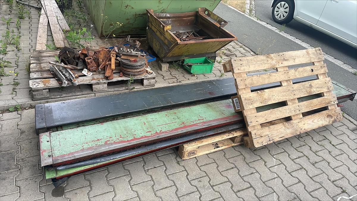 Gebraucht NEDSCHROEF BL4 – 4 Matrizen / 7-Stufen Mehrstufenpresse (Boltmaker)