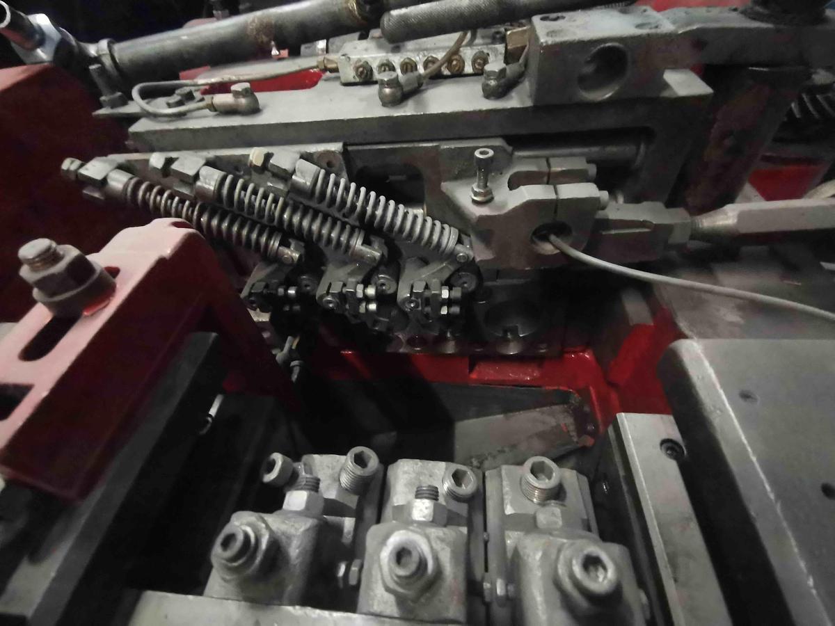 Gebraucht CHUN ZU CBF 63S – 3 Matrizen / 3-Stufen Mehrstufenpresse (Bolt Former)