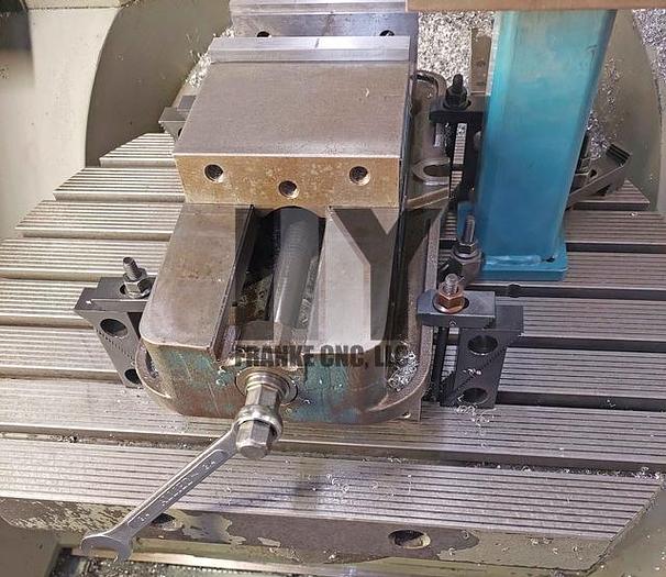 Used DMG MORI DECKEL MAHO DMU 70 eVolution