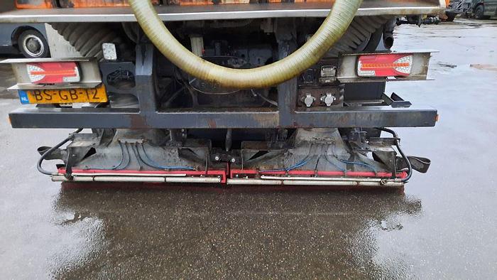 Gebruikt 2006 Volvo FM9 4x2R + Johnston Beam VX800