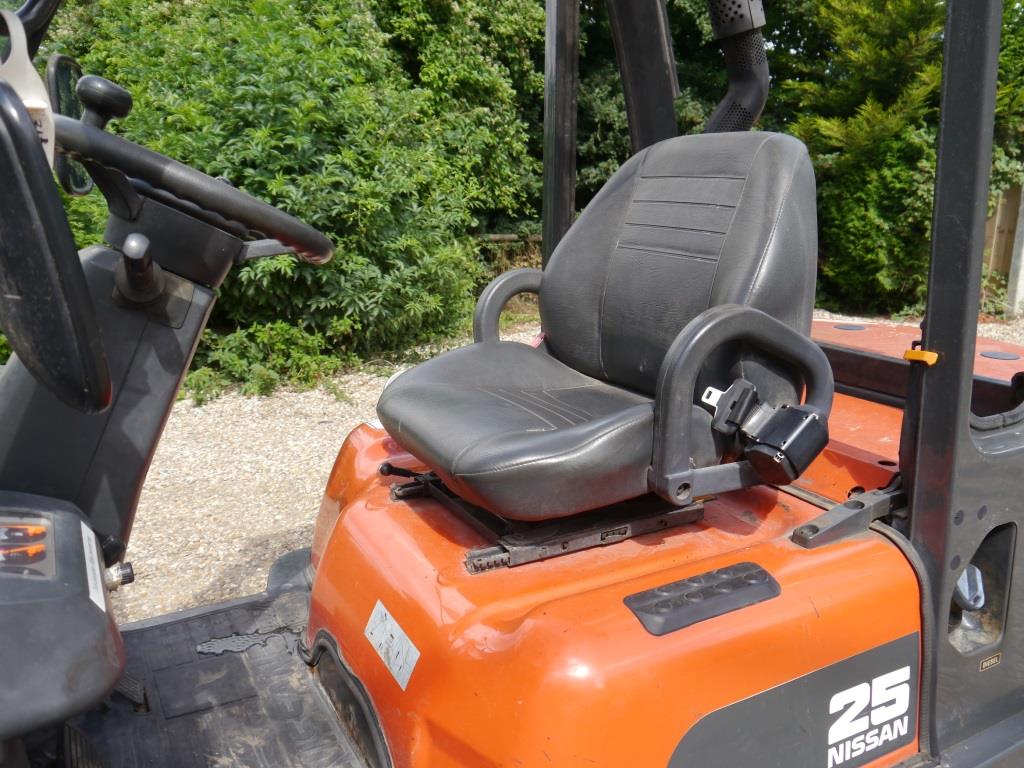Used Nissan 25 Forklift