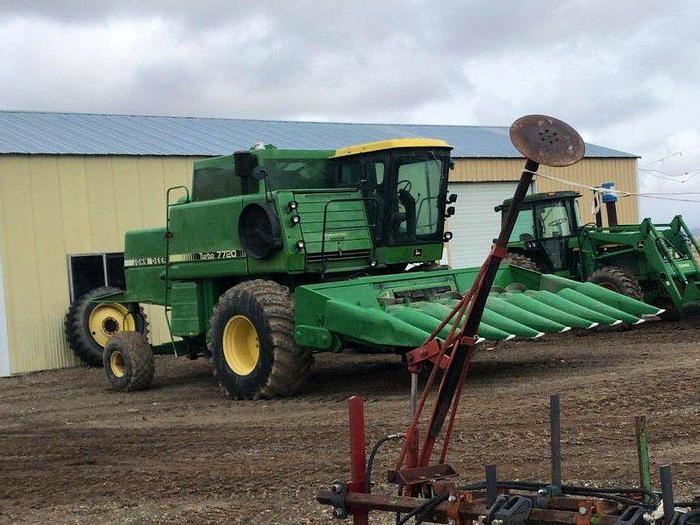 Used John Deere 7720 Combine w/ Grain Header