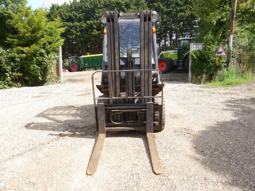 Used Nissan 25 Forklift