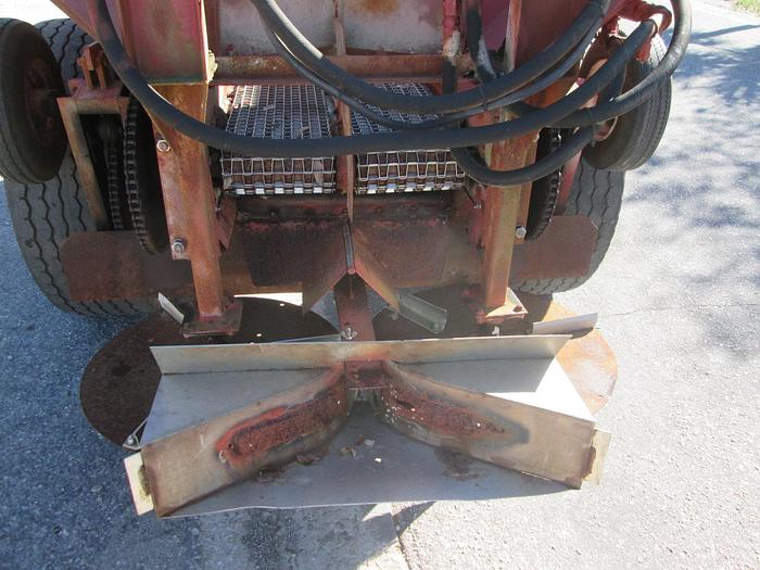 Used Conibear 5 Ton Fertilizer Spreader