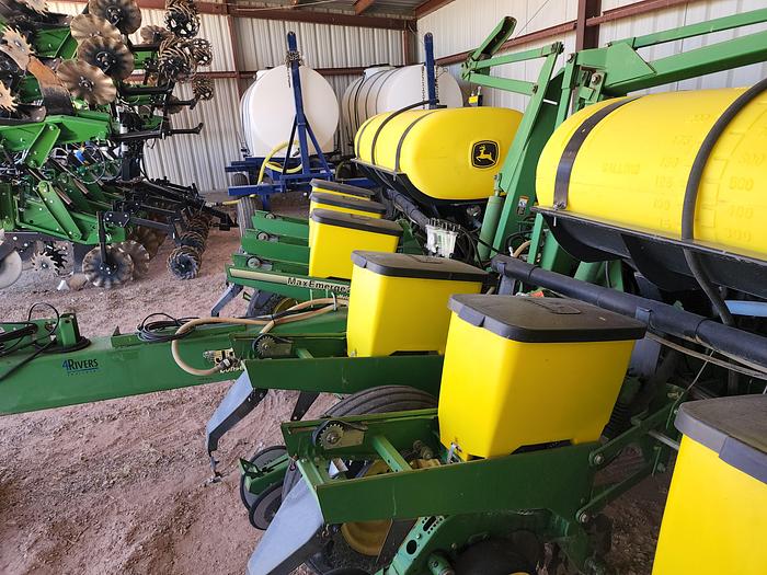 Used 12R30 John Deere 1760 MaxEmerge 2 Corn Planter