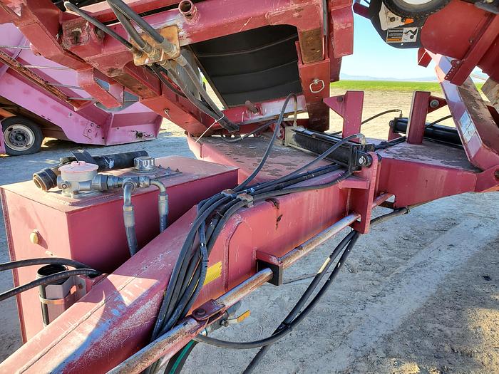 Used Oxbo 1416 Hay Merger