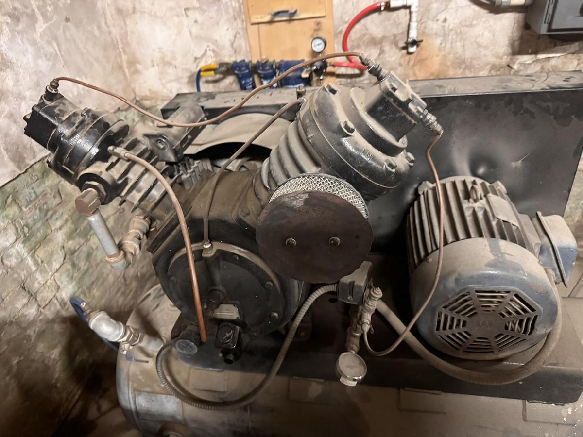 Used Ingersoll Rand 71T2-10D3 T30 Air Compressor
