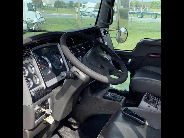 Used 2011 Kenworth T440 tri axle dump truck