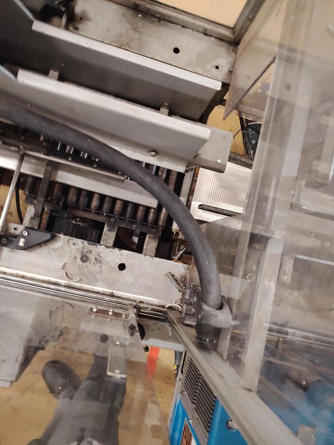 D'occasion Fermeuse automatique CERMEX (intégrée avec un système de collage Nordson ProBlue 7)